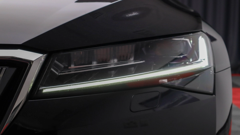 Skoda Superb Combi PlugIn DSG Laurin&Klement Matrix Ambientale - imaginea 12