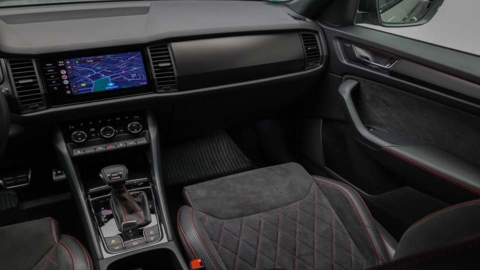 Skoda Kodiaq VRS 4x4 2.0 BiTDI 240cp Cockpit Canton DCC Camera spate - imaginea 30