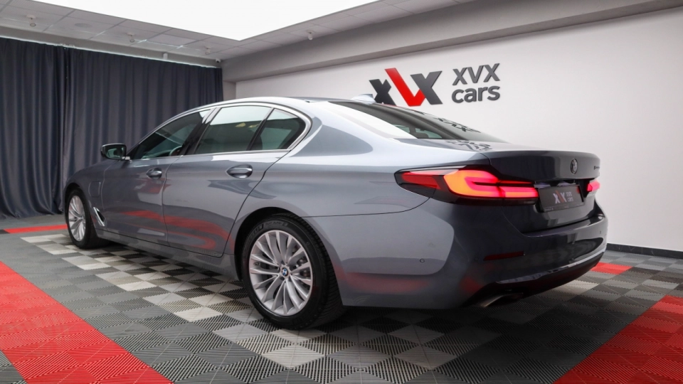 BMW Seria 530e Luxury Line Trapa Keyless Go/Entry PieleMaro Cockpit - imaginea 3