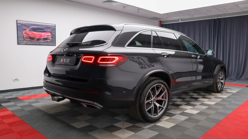 Mercedes GLC 300e Pachet AMG Asistenta PLUS MultiBeam LED Keyless  - imaginea 4