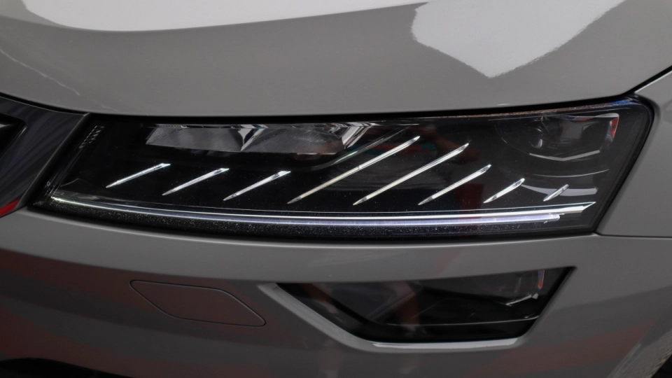 Skoda Karoq 1.5 TSI DSG Panoramic PieleCrem SideAss LED Ambientale - imaginea 14