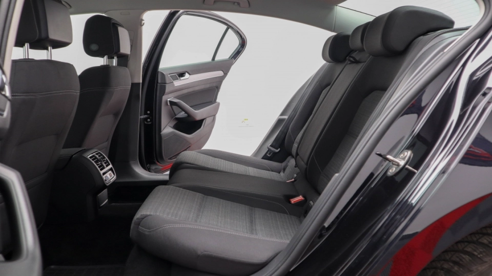 VW Passat Facelift 2.0 TDI DSG IQ Light Parktronic ACC VirtualCockpit - imaginea 23