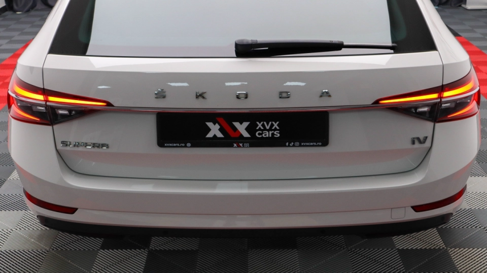 Skoda Superb PlugIn Hybrid DSG MatrixLED ACC KeylessGo Cockpit - imaginea 18