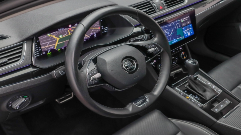 Skoda Superb Combi PlugIn DSG Laurin&Klement Matrix Ambientale - imaginea 31