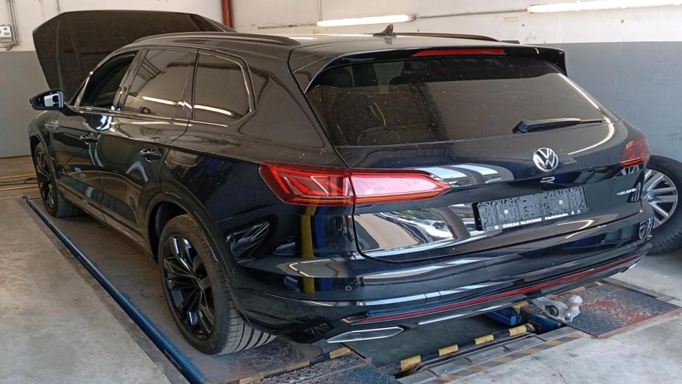Volkswagen Touareg R 462cai Panoramic IQ Light ACC Keyless HeadUp - imaginea 3