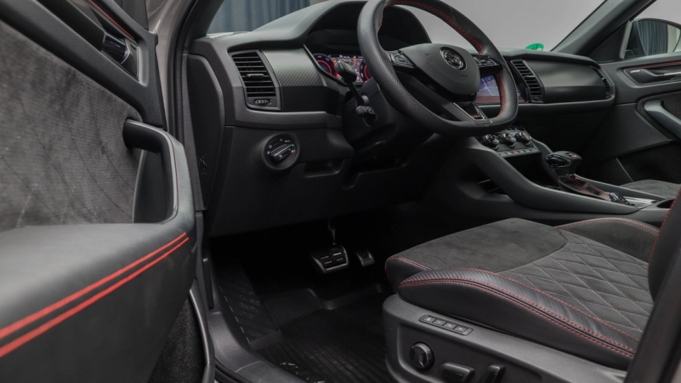 Skoda Kodiaq VRS 4x4 2.0 BiTDI 240cp Cockpit Canton DCC Camera spate - imaginea 17
