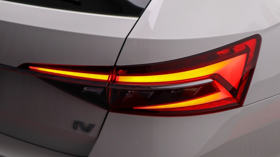 Skoda Superb PlugIn Hybrid DSG MatrixLED ACC KeylessGo Cockpit - imaginea 21