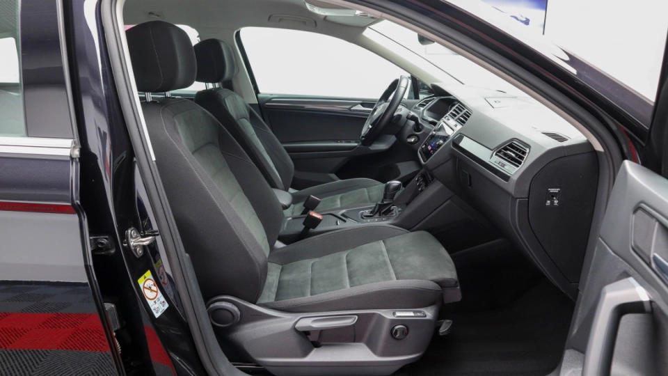 VW Tiguan 2.0 TDI DSG LaneAss BlindSpot Parktronic Cockpit Masaj ACC - imaginea 23