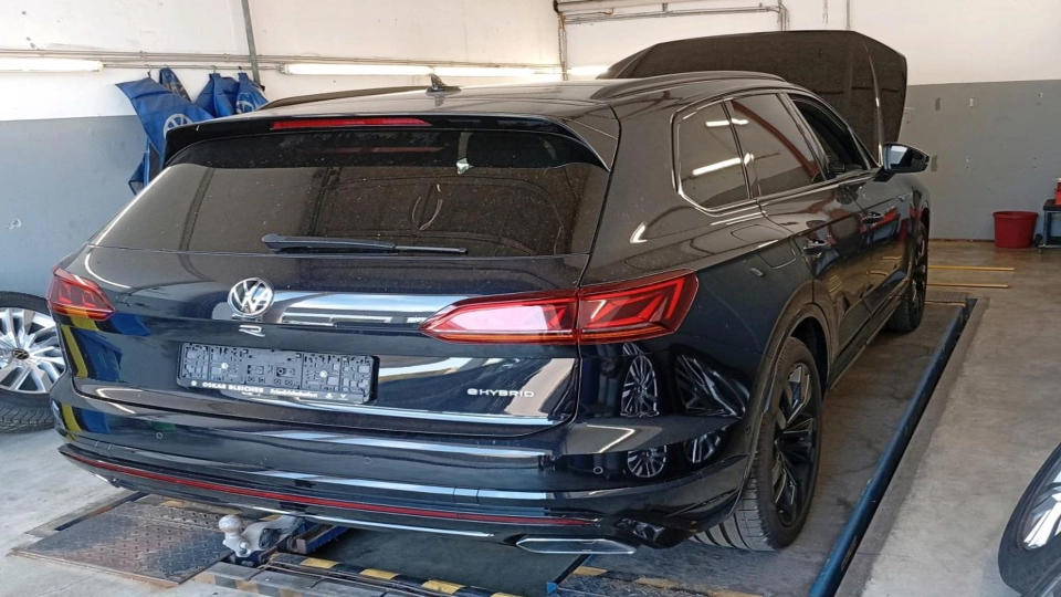 Volkswagen Touareg R 462cai Panoramic IQ Light ACC Keyless HeadUp - imaginea 4