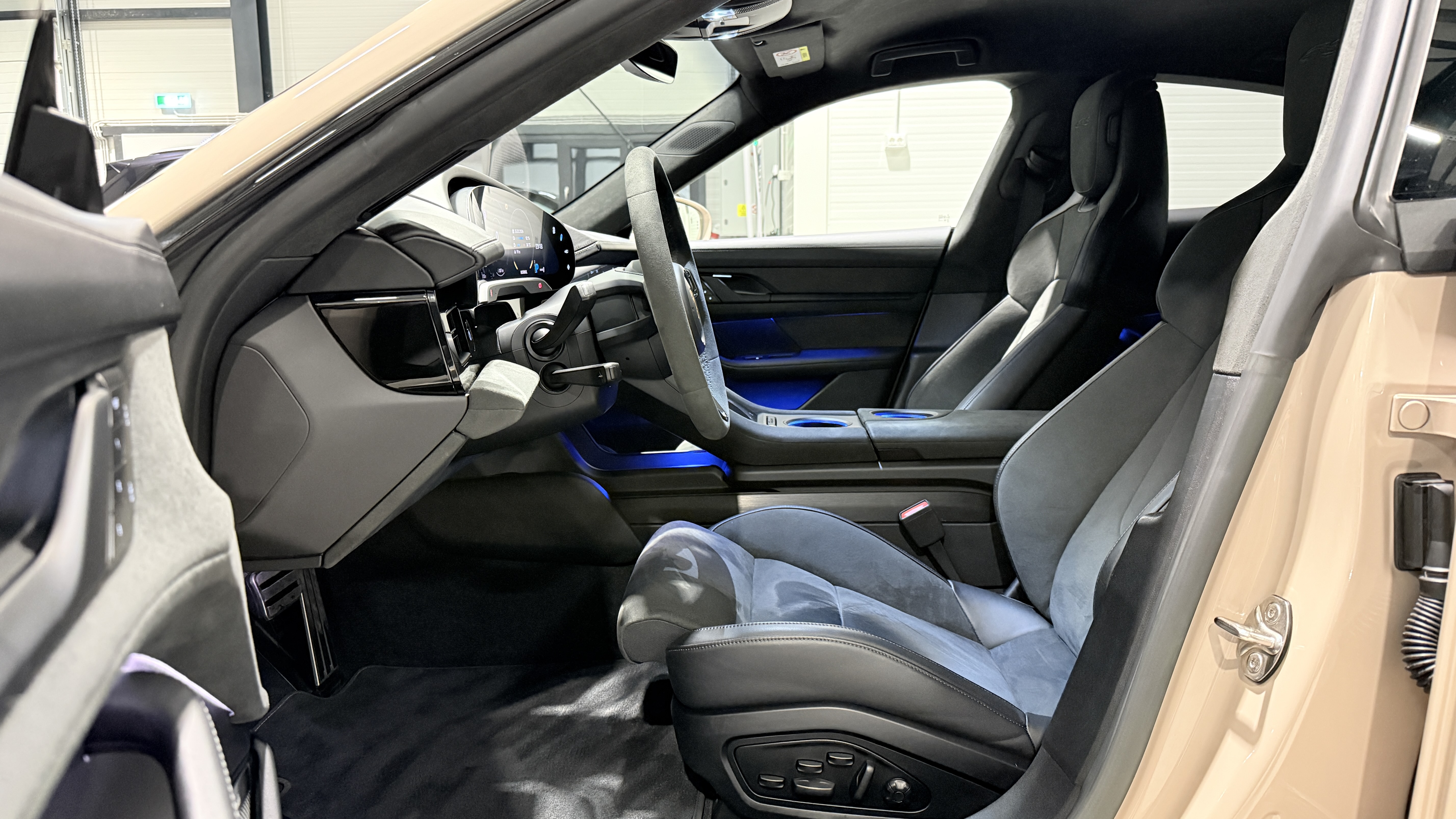 Porsche Taycan GTS Burmester Matrix Pneumatic Ambientale Alcantara